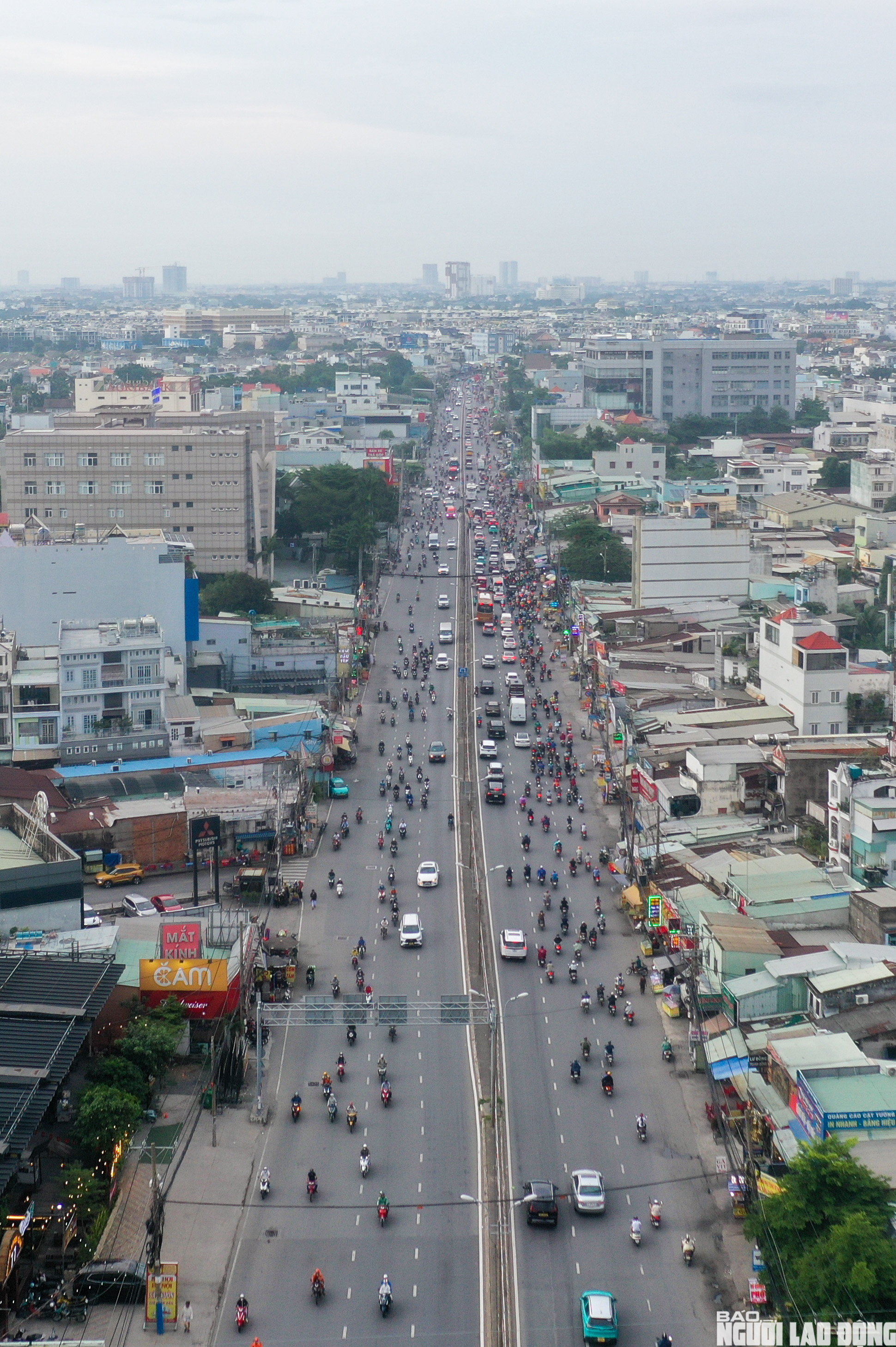 Hàng loạt nhà dân dọc quốc lộ 13 tháo dỡ, mở rộng tuyến đi Bình Dương - Ảnh 4.