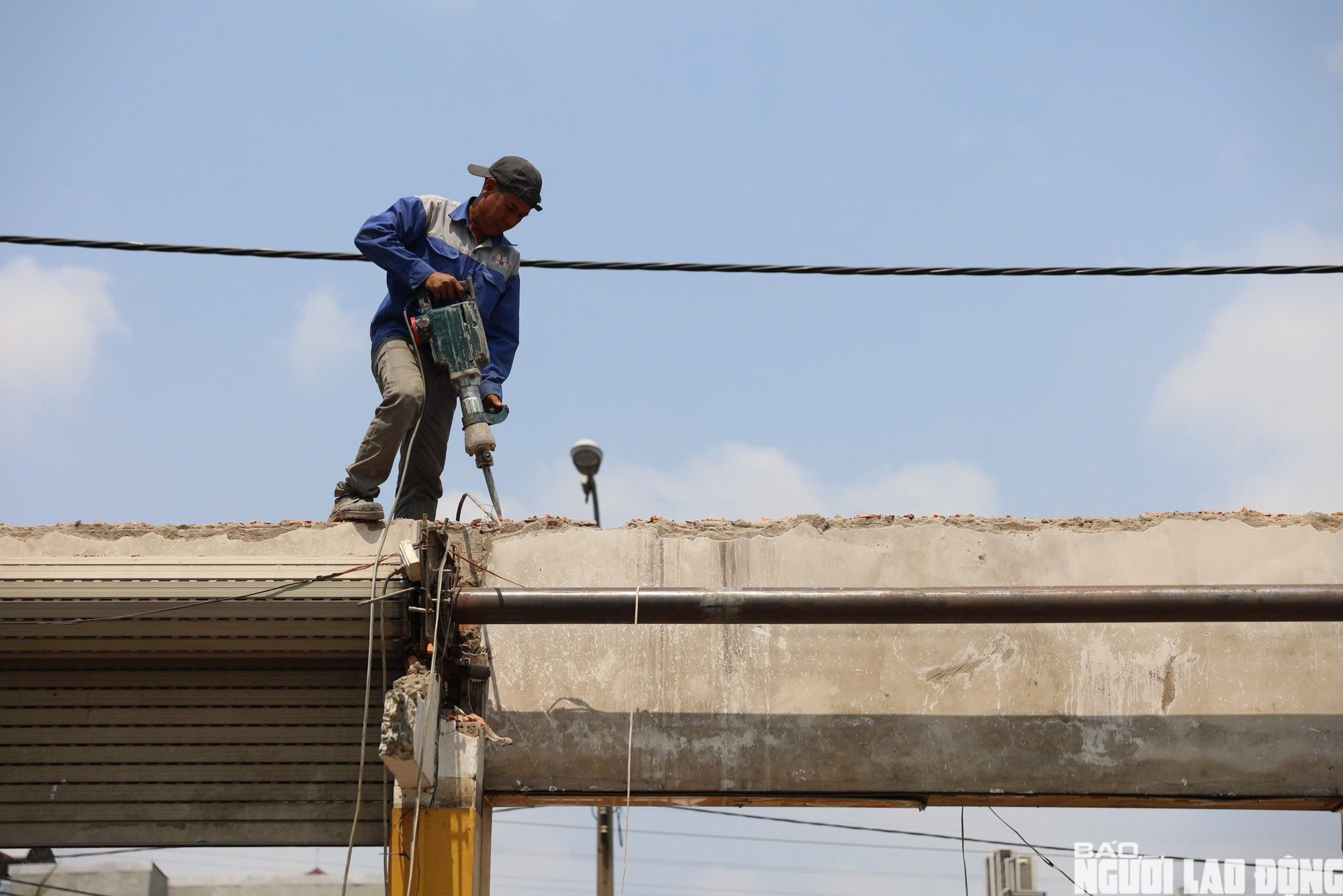Hàng loạt nhà dân dọc quốc lộ 13 tháo dỡ, mở rộng tuyến đi Bình Dương - Ảnh 5.