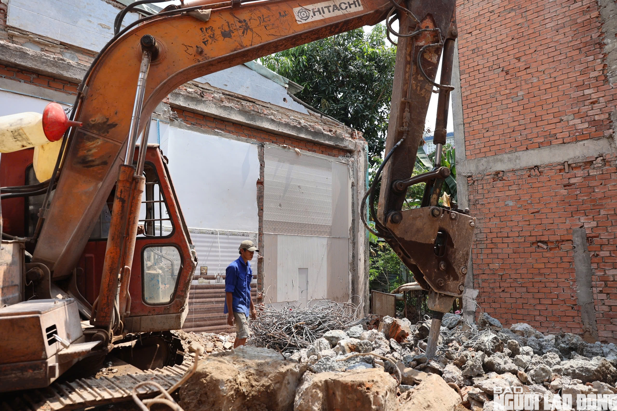 Hàng loạt nhà dân dọc quốc lộ 13 tháo dỡ, mở rộng tuyến đi Bình Dương - Ảnh 7.