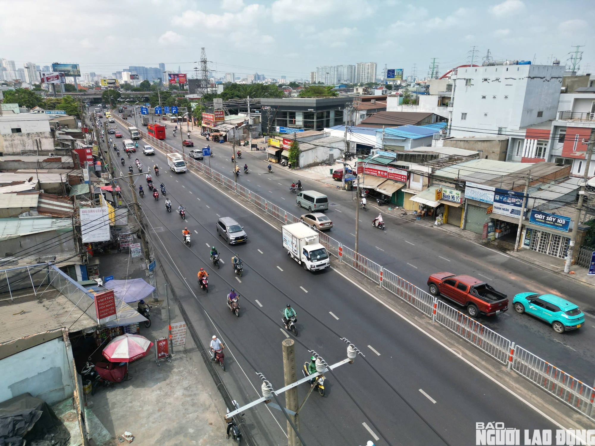 Hàng loạt nhà dân dọc quốc lộ 13 tháo dỡ, mở rộng tuyến đi Bình Dương - Ảnh 8.