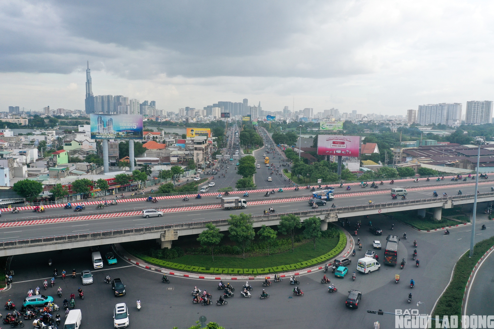 Hàng loạt nhà dân dọc quốc lộ 13 tháo dỡ, mở rộng tuyến đi Bình Dương - Ảnh 9.