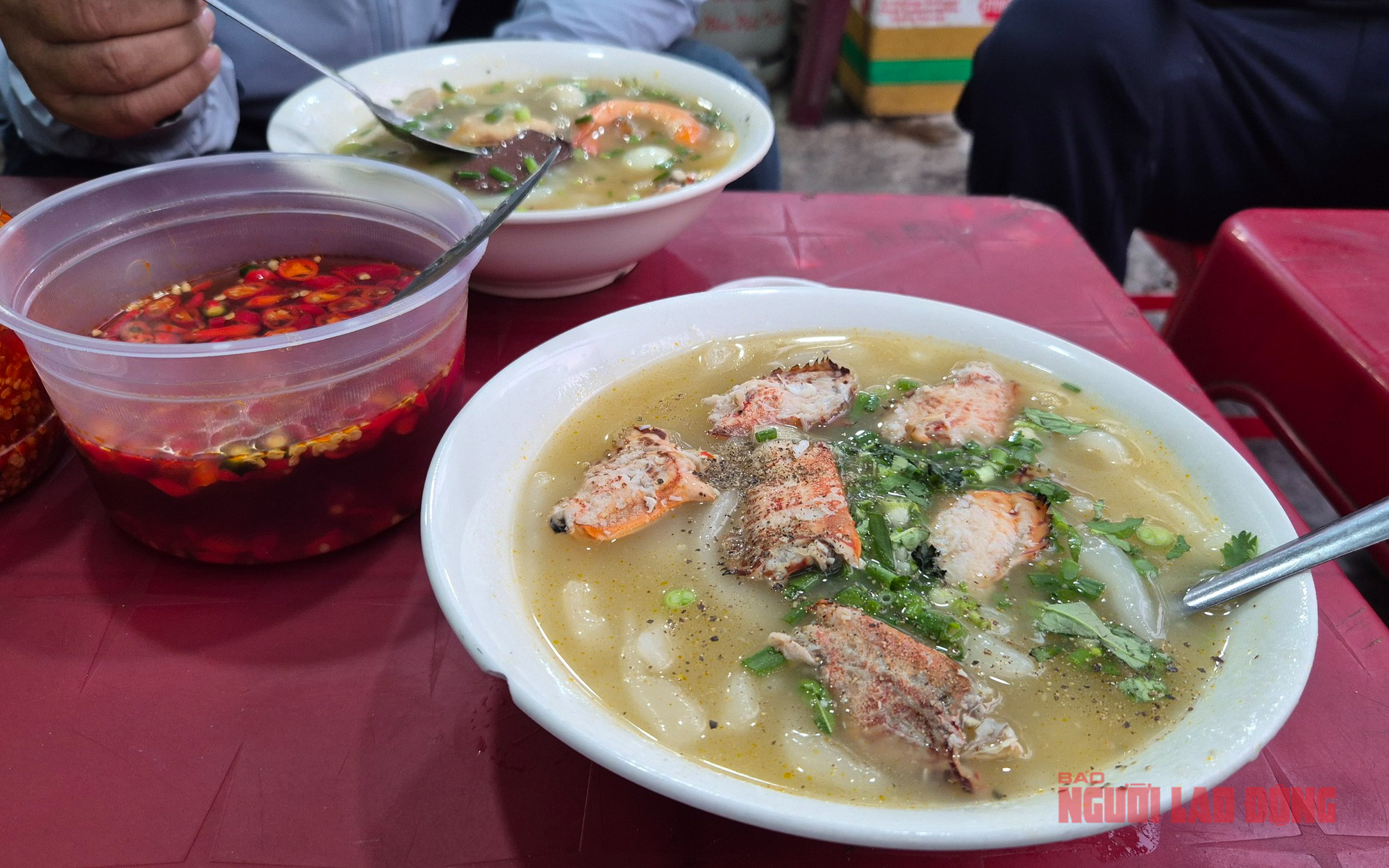 Giám đốc Sở An toàn thực phẩm TPHCM: Không có chuyện dẹp thức ăn đường phố! - Ảnh 1.