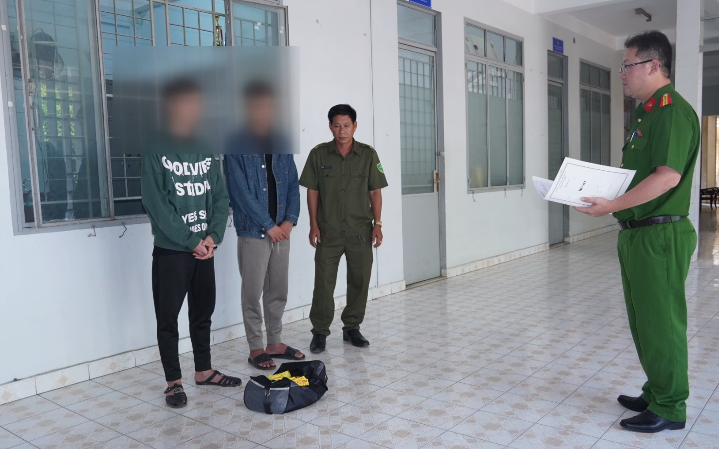 Bắt quả tang 2 thanh niên làm chuyện lén lút giữa đêm khuya
