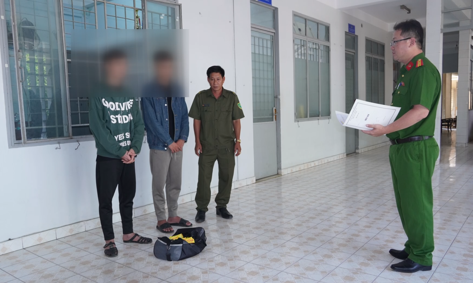 Bắt quả tang 2 đối tượng phát tờ rơi tín dụng đen tại Đồng Tháp - Ảnh 1.