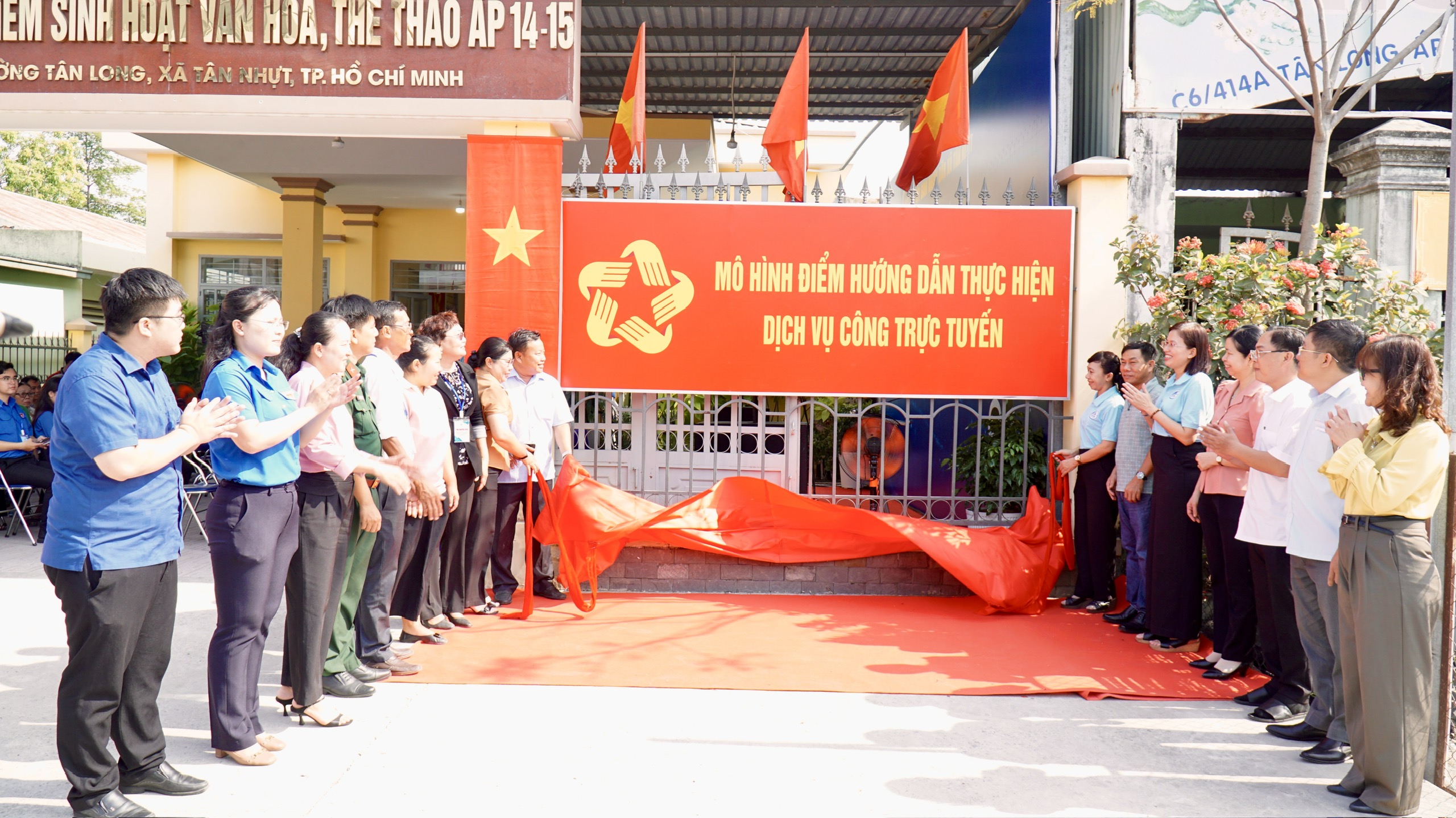 x&atilde; T&acirc;n Nhựt, TPHCM: Đưa dịch vụ c&ocirc;ng về tận ấp, người d&acirc;n tự tin l&agrave;m hồ sơ trực tuyến - Ảnh 5.
