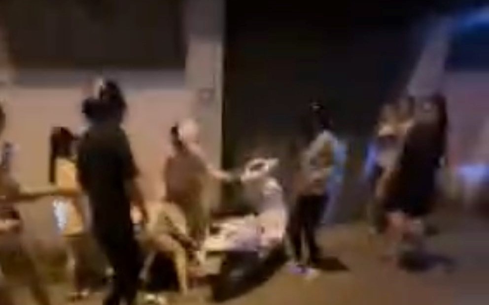 Công an vào cuộc vụ 2 nhóm phụ nữ đánh nhau, nhiều người vây quanh quay clip