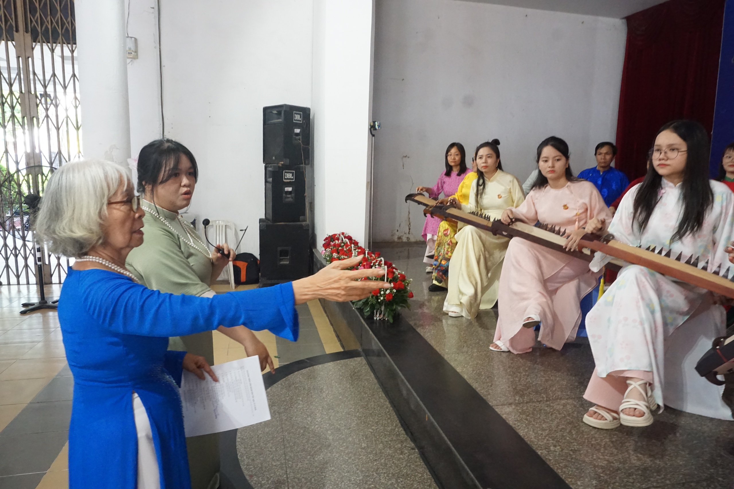 Ba thế hệ giữ sáng "Hoa quê hương" từ mái nhà "CLB Tiếng hát quê hương" - Ảnh 2.