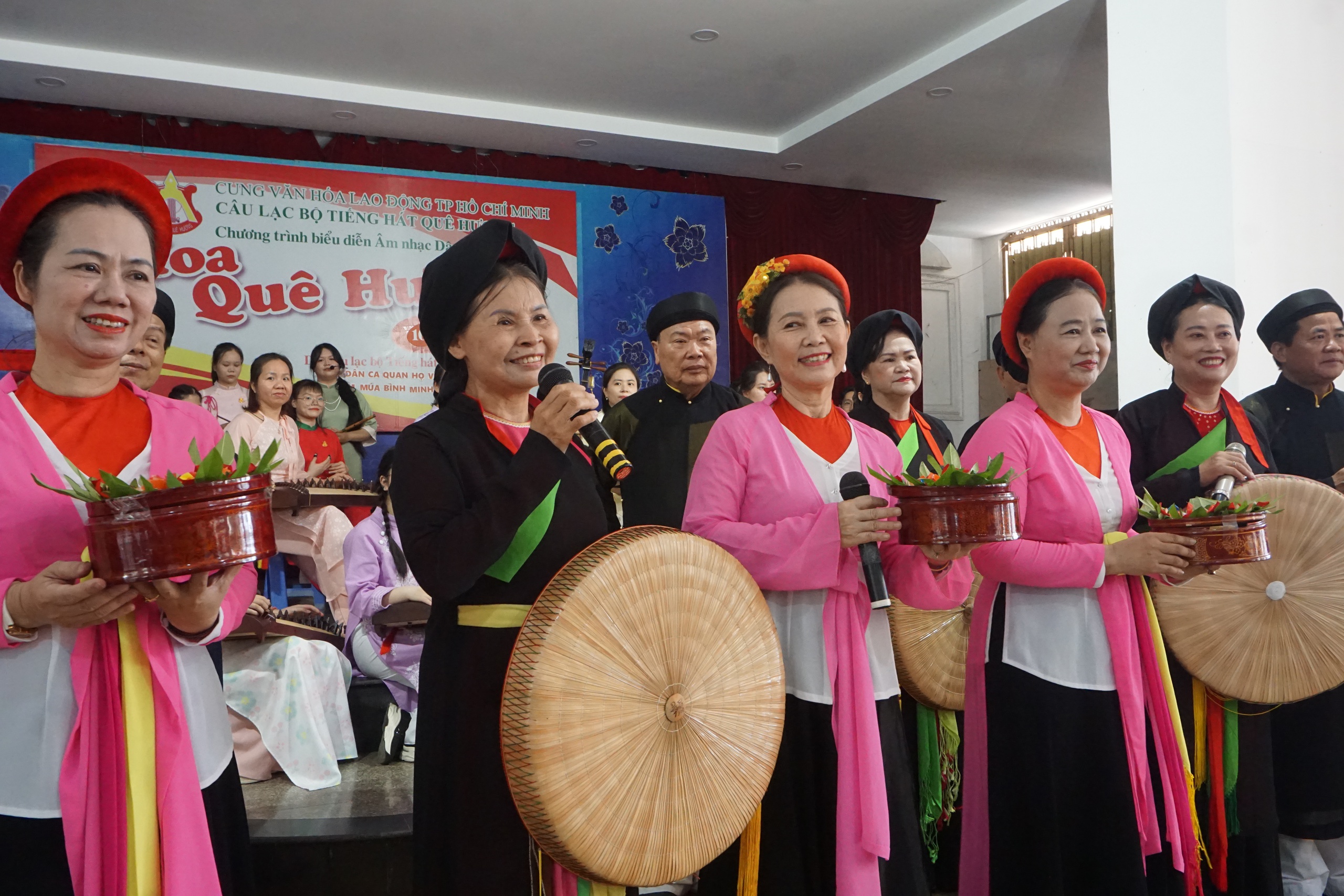 Ba thế hệ giữ sáng "Hoa quê hương" từ mái nhà "CLB Tiếng hát quê hương" - Ảnh 4.