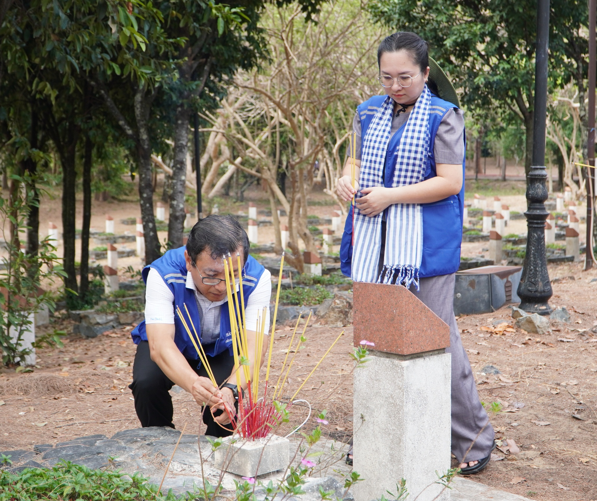 Đo&agrave;n đại biểu TPHCM v&agrave; Bộ Tư lệnh V&ugrave;ng Cảnh s&aacute;t biển 3 tưởng niệm liệt sĩ tại C&ocirc;n Đảo - Ảnh 5.