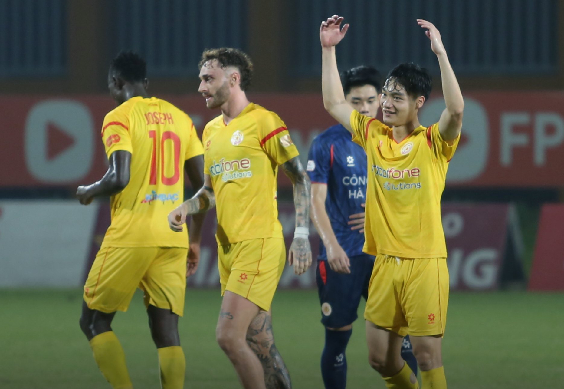 Tuyển thủ U23 Việt Nam tranh nhau lập công trong trận derby ngành Công an - Ảnh 5.