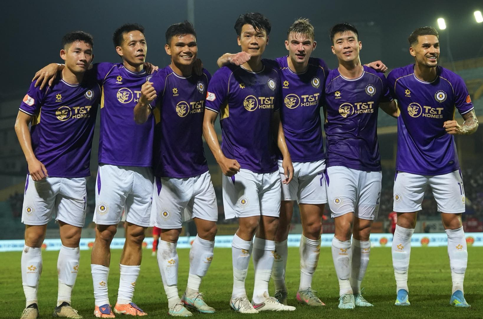 Hoàng Hên sắm vai "người hùng" trong trận thắng đậm của Hà Nội FC - Ảnh 4.