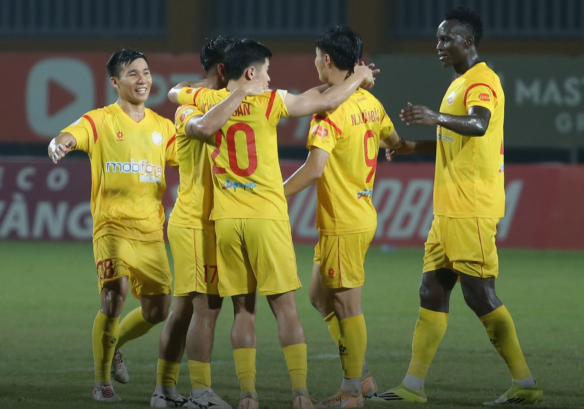 Tuyển thủ U23 Việt Nam tranh nhau lập công trong trận derby ngành Công an - Ảnh 4.