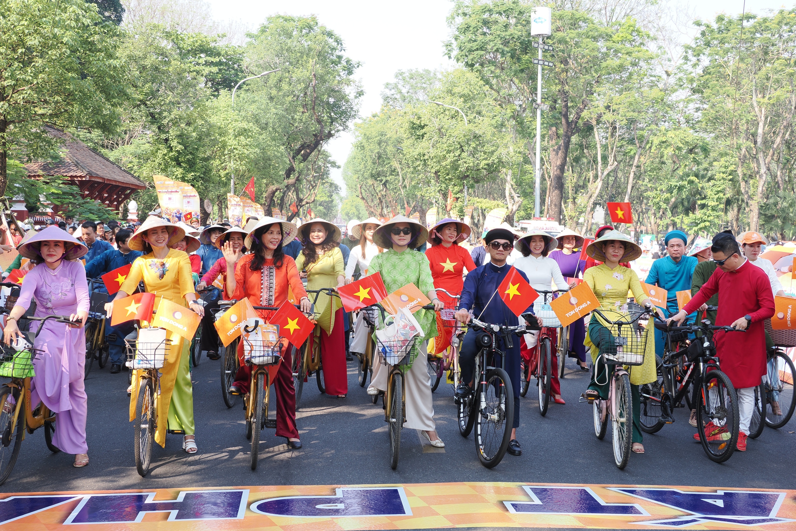 Cuộc đua xe đạp C&uacute;p truyền h&igrave;nh TPHCM 2026: Marchuk Dzianis thắng chặng lần 4, giữ &Aacute;o v&agrave;ng - &Aacute;o xanh - Ảnh 6.