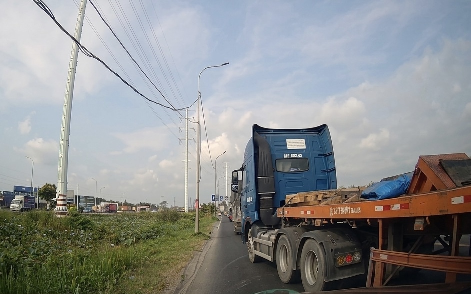 Xử lý tài xế xe đầu kéo đánh lái suýt gây tai nạn giao thông ở TPHCM