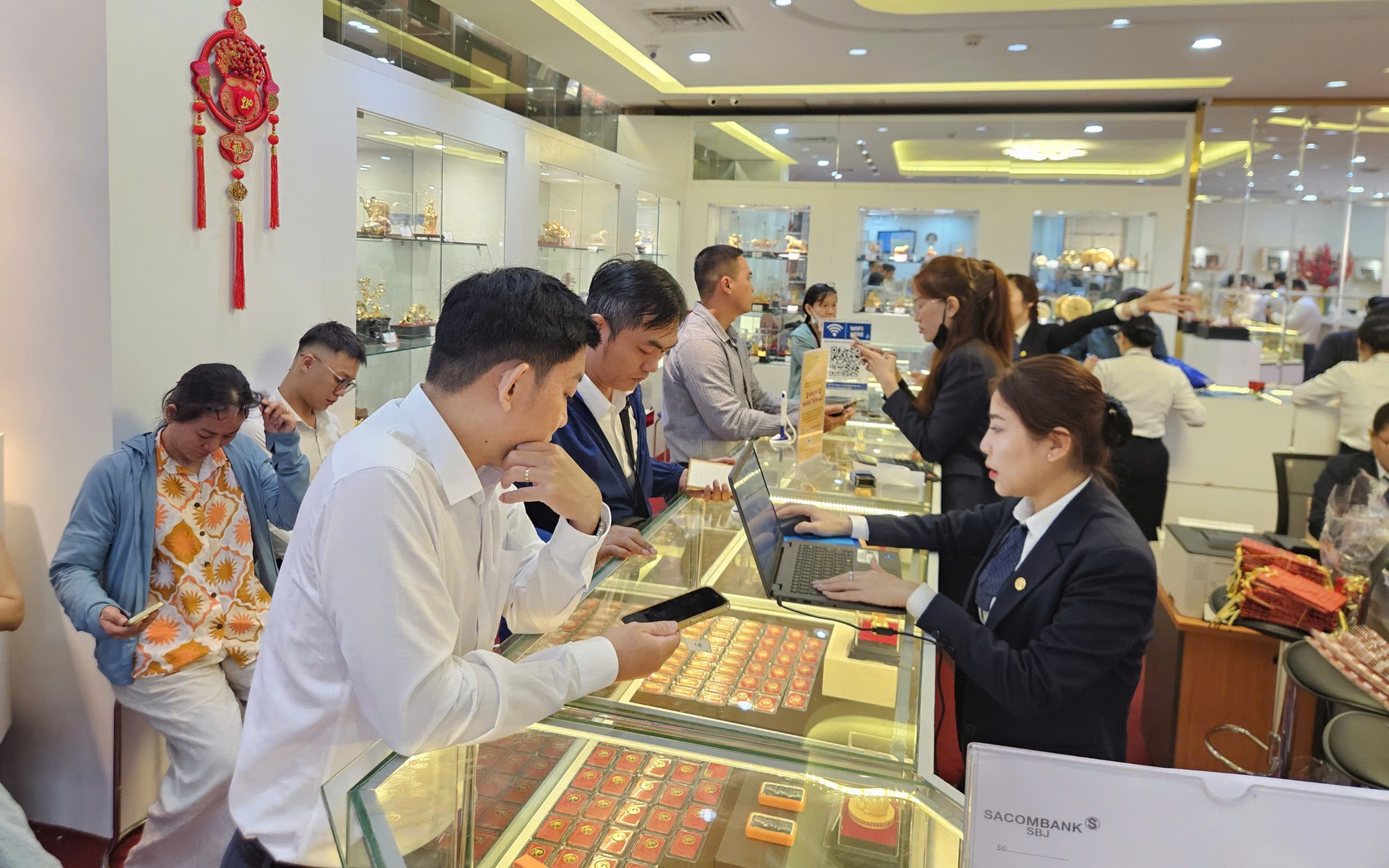 Tối 12-4, giá vàng miếng SJC thấp hơn vùng đỉnh trên 18 triệu đồng, chưa vội mua vào?