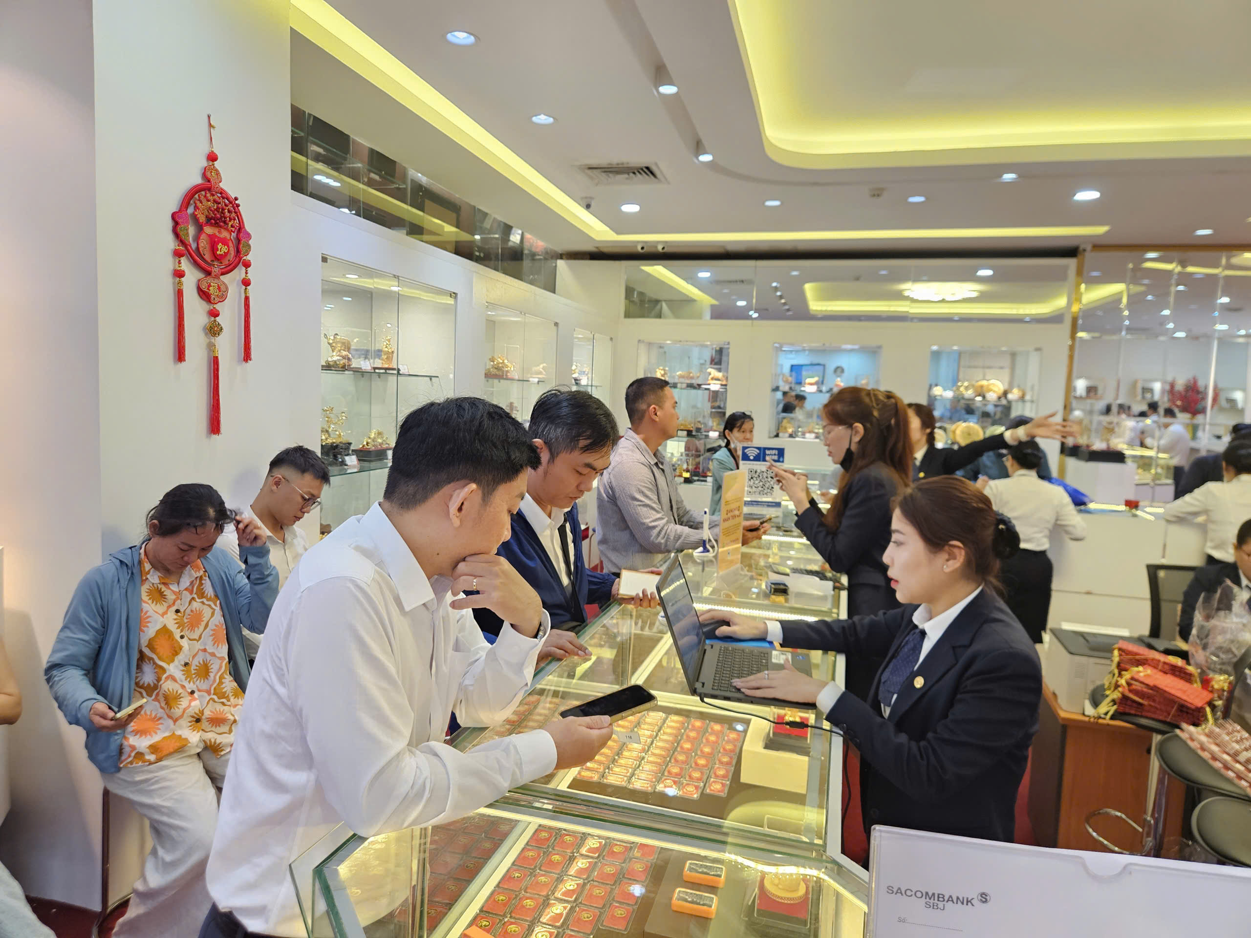 Gi&aacute; v&agrave;ng h&ocirc;m nay 29 - 4: Rớt th&ecirc;m 1 , 5 triệu đồng , v&agrave;ng miếng SJC thấp nhất nhiều th&aacute;ng - Ảnh 2.