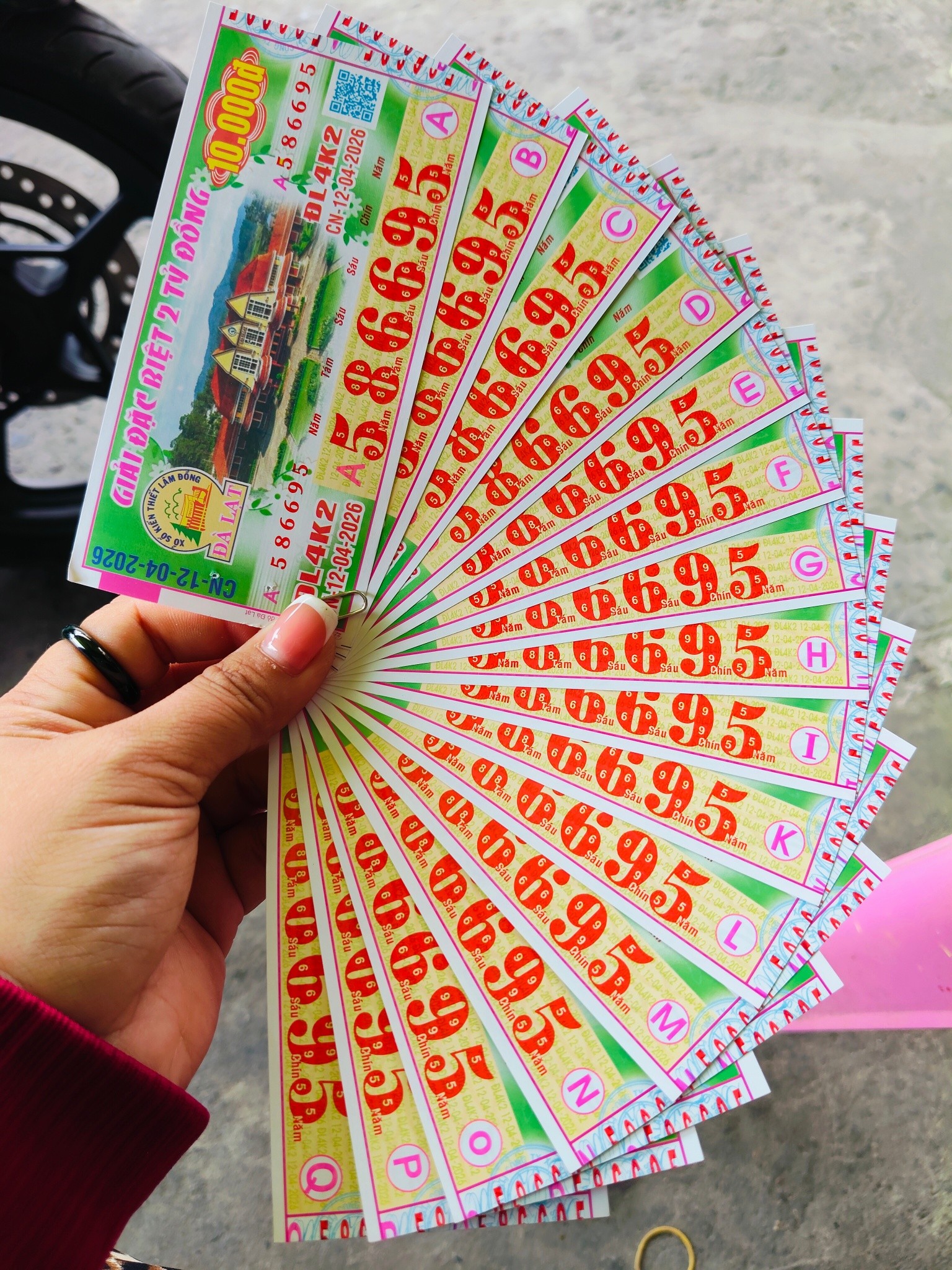 S&aacute;ng 12-4, lộ diện nơi tr&uacute;ng giải độc đắc v&eacute; số TPHCM v&agrave; B&igrave;nh Phước - Ảnh 7.