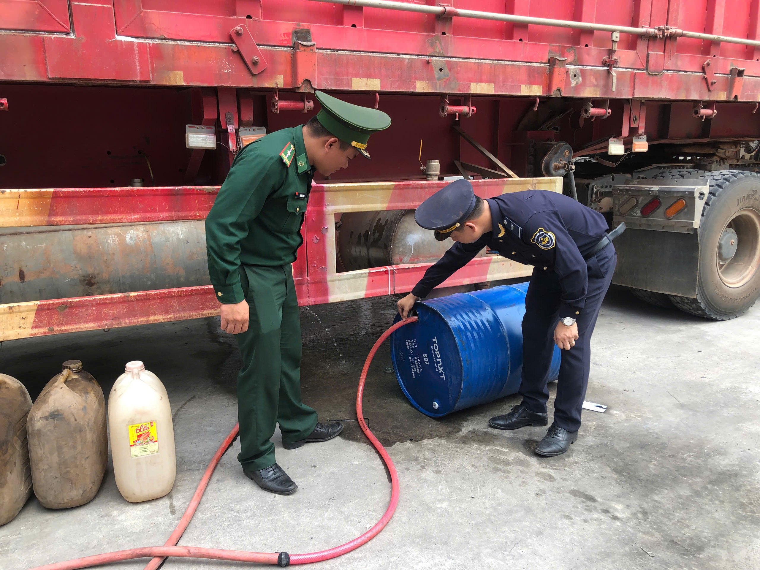 Quảng Trị 2026: Li&ecirc;n tiếp bắt giữ vụ bu&ocirc;n lậu xăng dầu qua bi&ecirc;n giới - Ảnh 3.