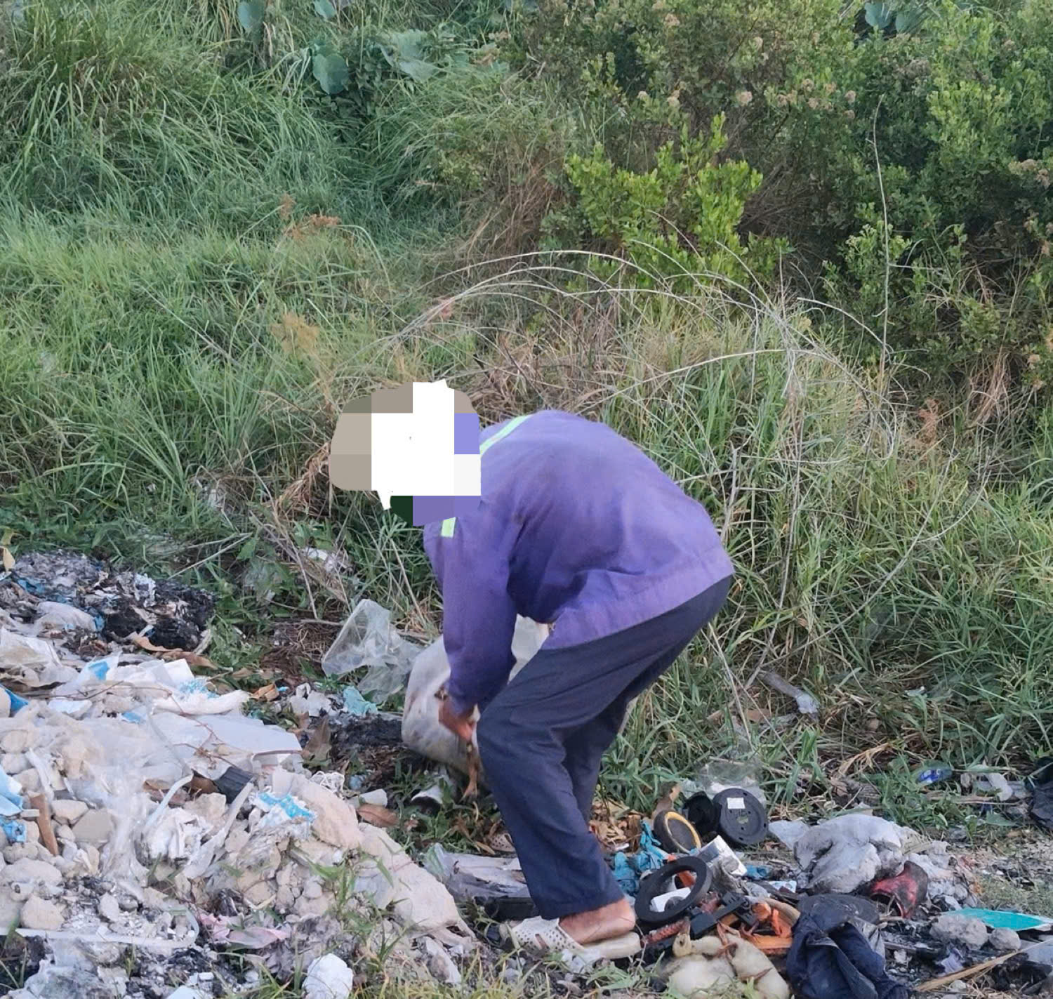 Mạnh tay với nạn đổ rác trái phép - Ảnh 1.