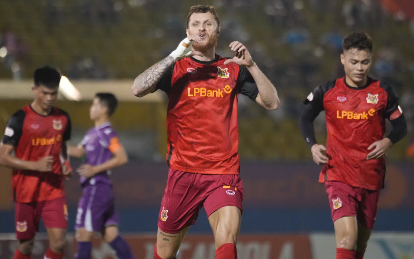 HLV Vũ Tiến Thành giúp Ninh Bình FC giành chiến thắng kịch tính ở Gò Đậu