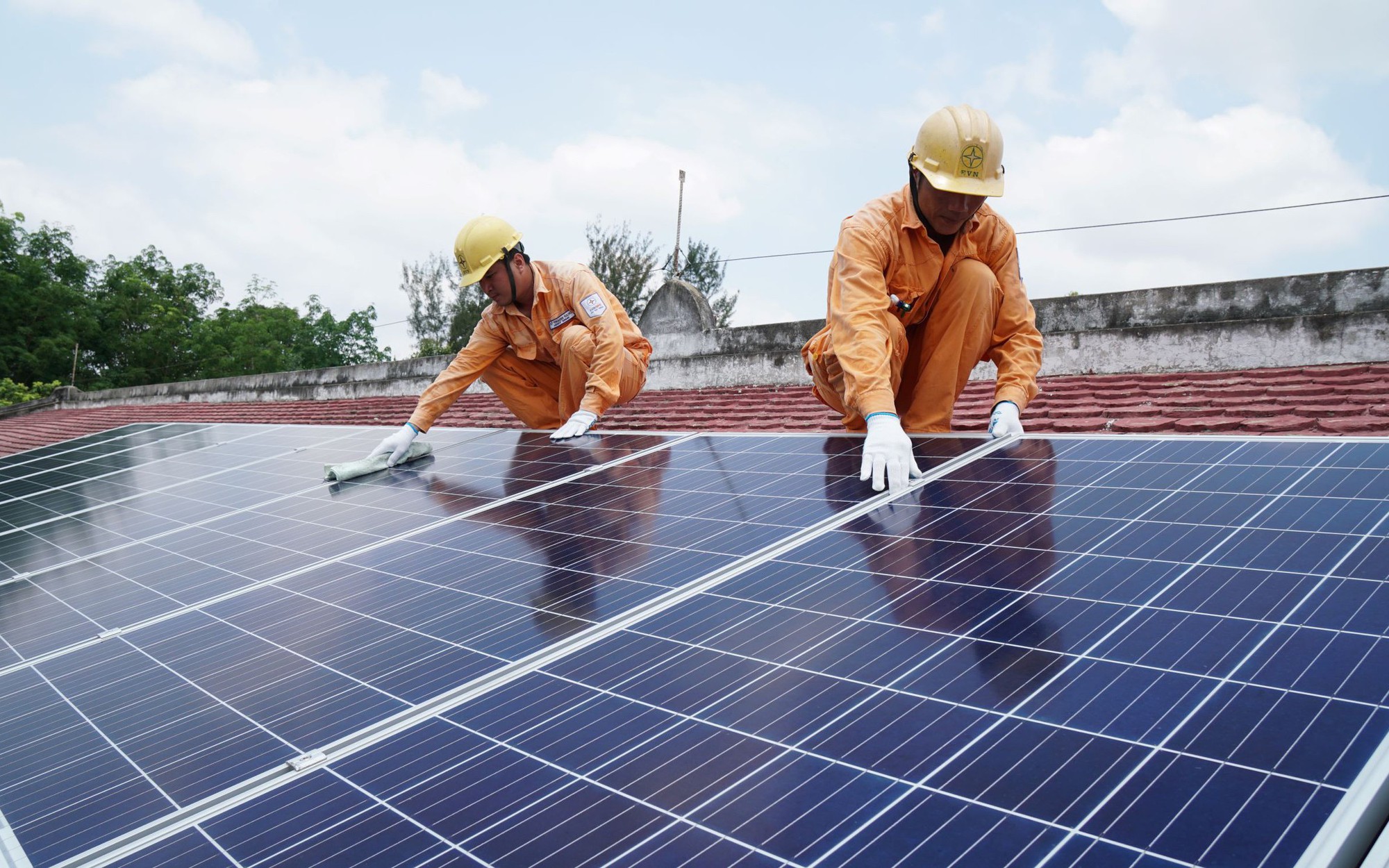 Những lỗi dễ bị phạt khi lắp điện mặt trời m&aacute;i nh&agrave; m&agrave; người d&acirc;n cần biết - Ảnh 2.