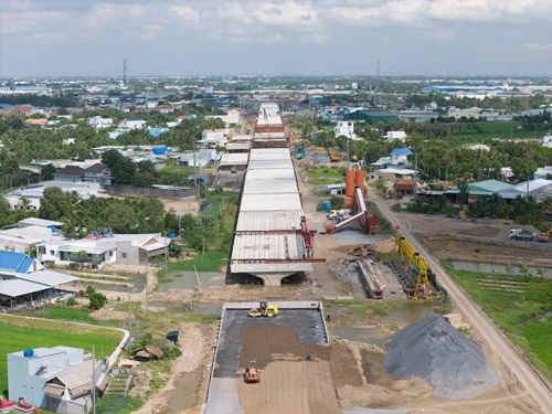 Nước r&uacute;t tr&ecirc;n c&ocirc;ng trường V&agrave;nh đai 3 TP HCM - Ảnh 1.