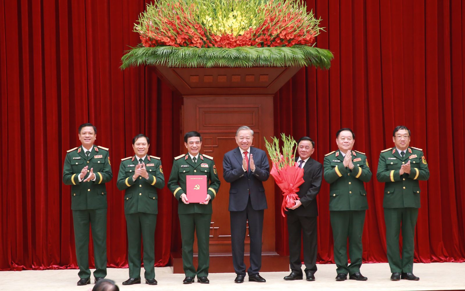 Tổng Bí thư, Chủ tịch nước Tô Lâm trao quyết định của Bộ Chính trị về công tác cán bộ 