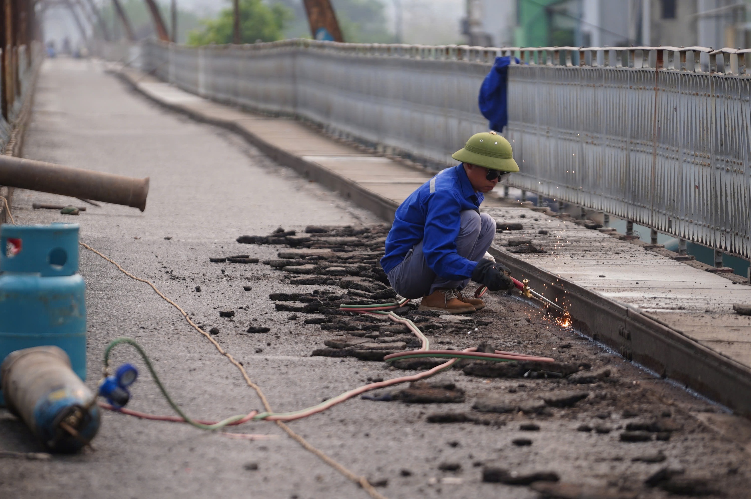 Cận cảnh sửa chữa cầu Long Biên - Ảnh 7.
