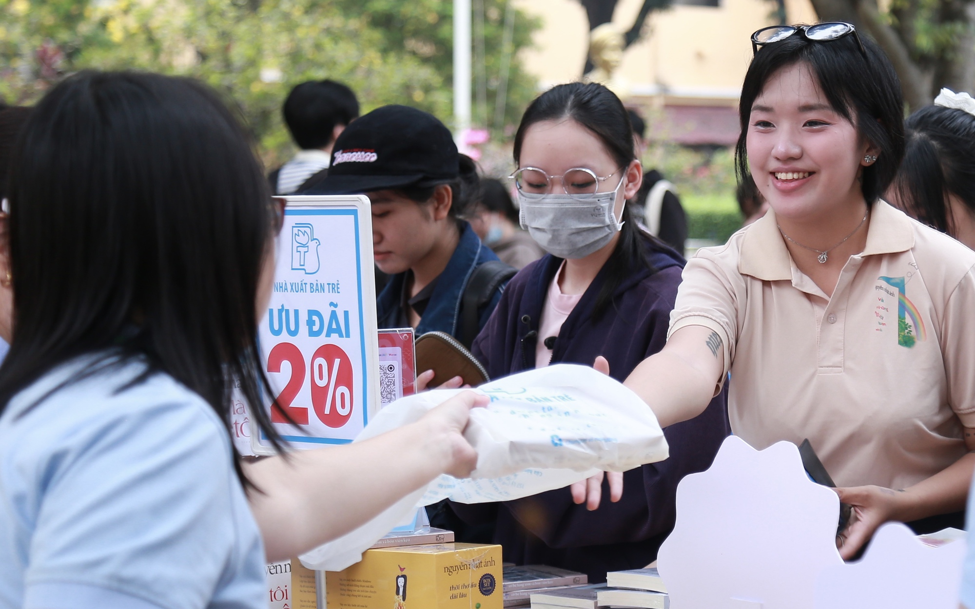 Chương tr&igrave;nh &ldquo;Tủ s&aacute;ch y&ecirc;u thương&rdquo; nối nhịp tri thức nơi C&ugrave; lao R&ugrave;a - Ảnh 5.