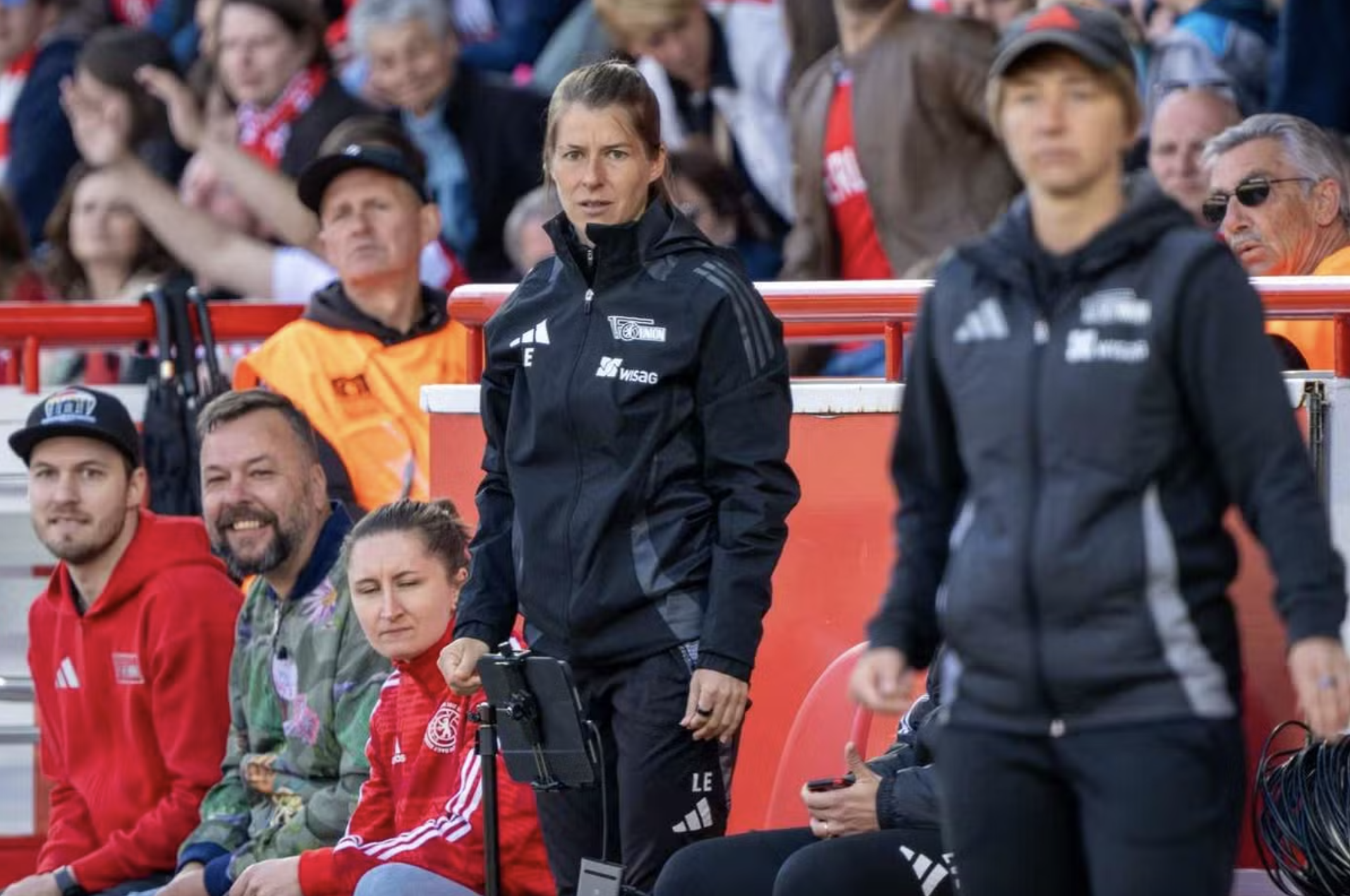 Lạ lùng Bundesliga: Union Berlin trao ghế nóng cho nữ HLV - Ảnh 1.