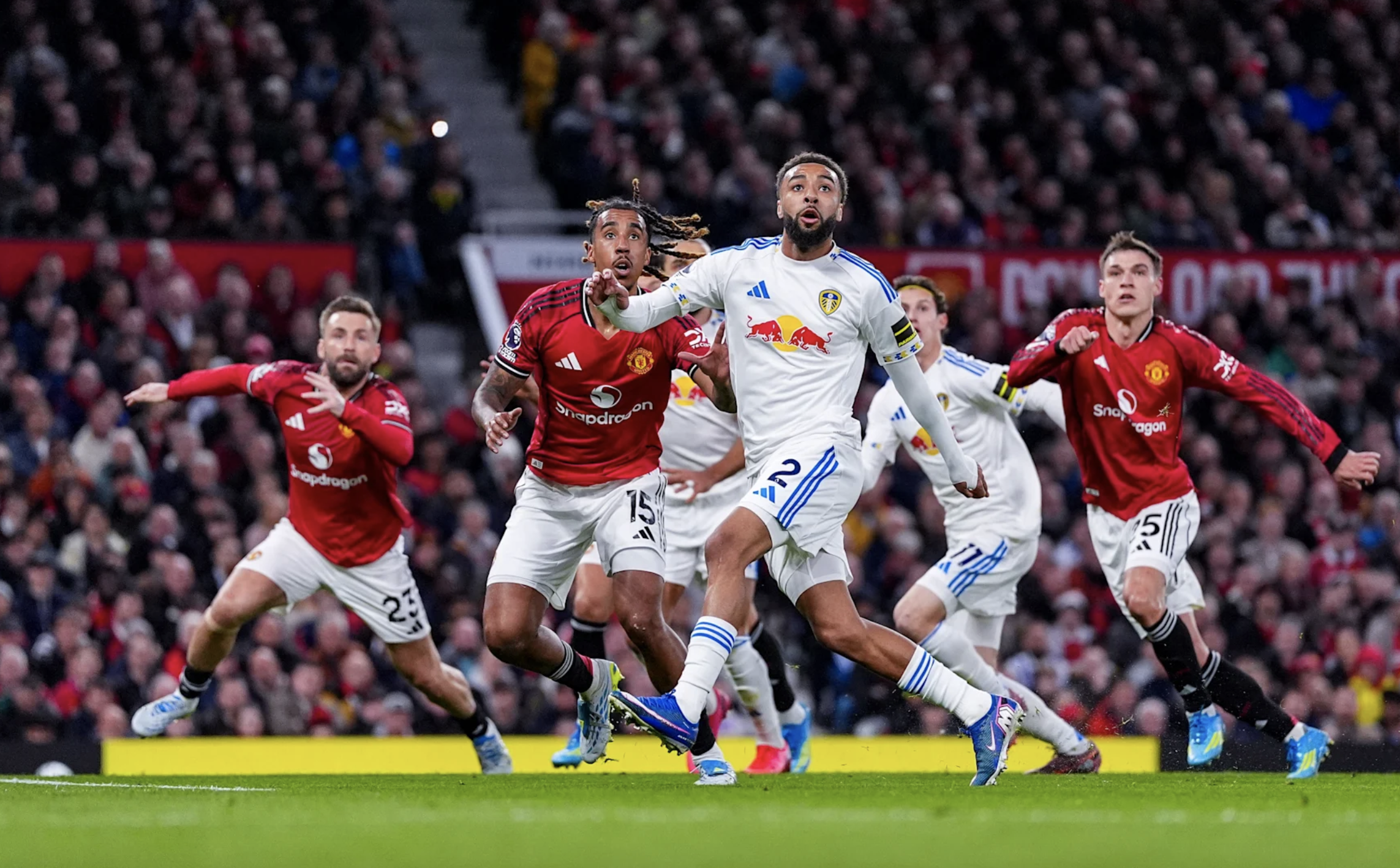 Tạo địa chấn tại Old Trafford, Leeds United quật ngã Man United sau 45 năm - Ảnh 1.
