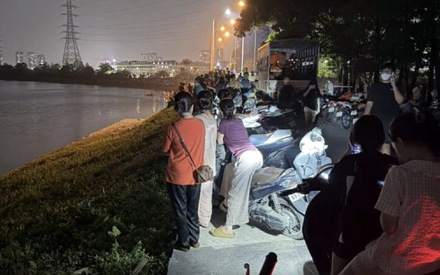 Hai thiếu niên bị chết đuối ở hồ Yên Sở