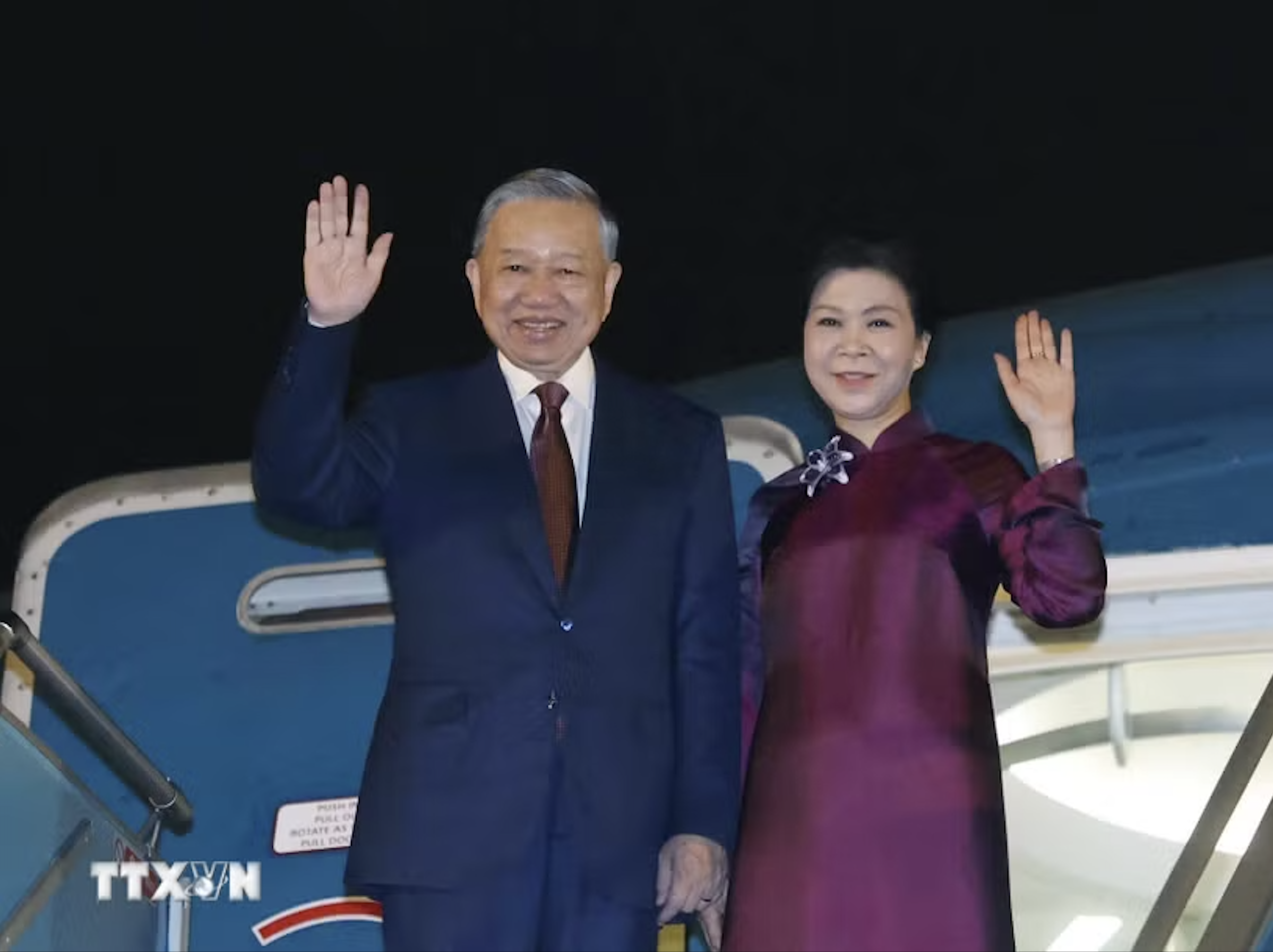 Tổng B&iacute; thư, Chủ tịch nước T&ocirc; L&acirc;m v&agrave; Phu nh&acirc;n l&ecirc;n đường thăm cấp Nh&agrave; nước đến Trung Quốc - Ảnh 1.