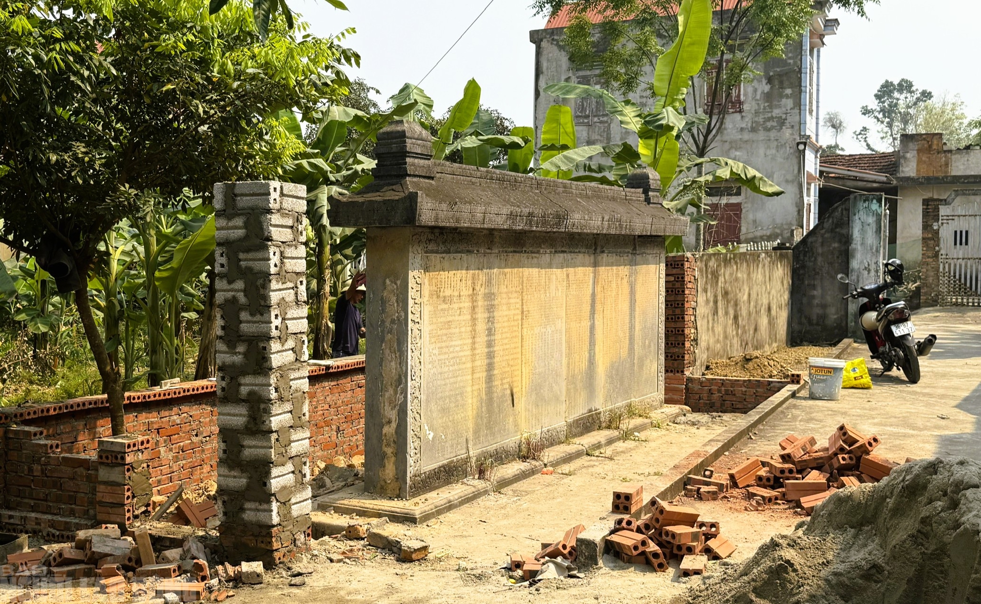 Tin mới về tấm bia cổ hơn 300 năm ở Thanh Hóa thành tường rào nhà dân - Ảnh 1.