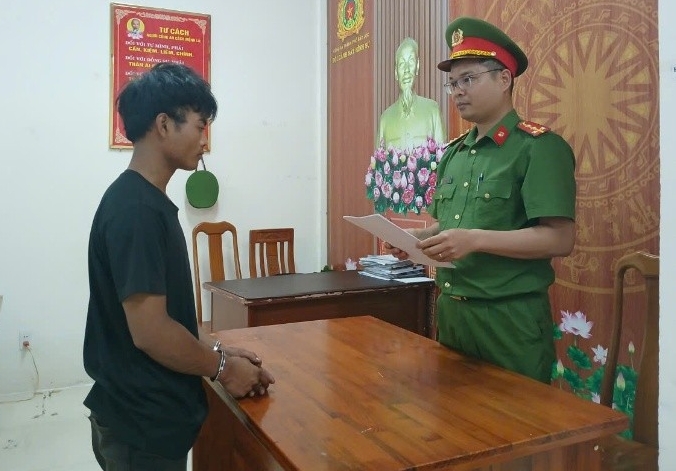 Hai thanh ni&ecirc;n d&ugrave;ng s&uacute;ng nhựa, giả danh c&ocirc;ng an để đi cướp - Ảnh 2.