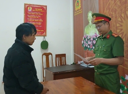 Hai thanh ni&ecirc;n d&ugrave;ng s&uacute;ng nhựa, giả danh c&ocirc;ng an để đi cướp - Ảnh 1.