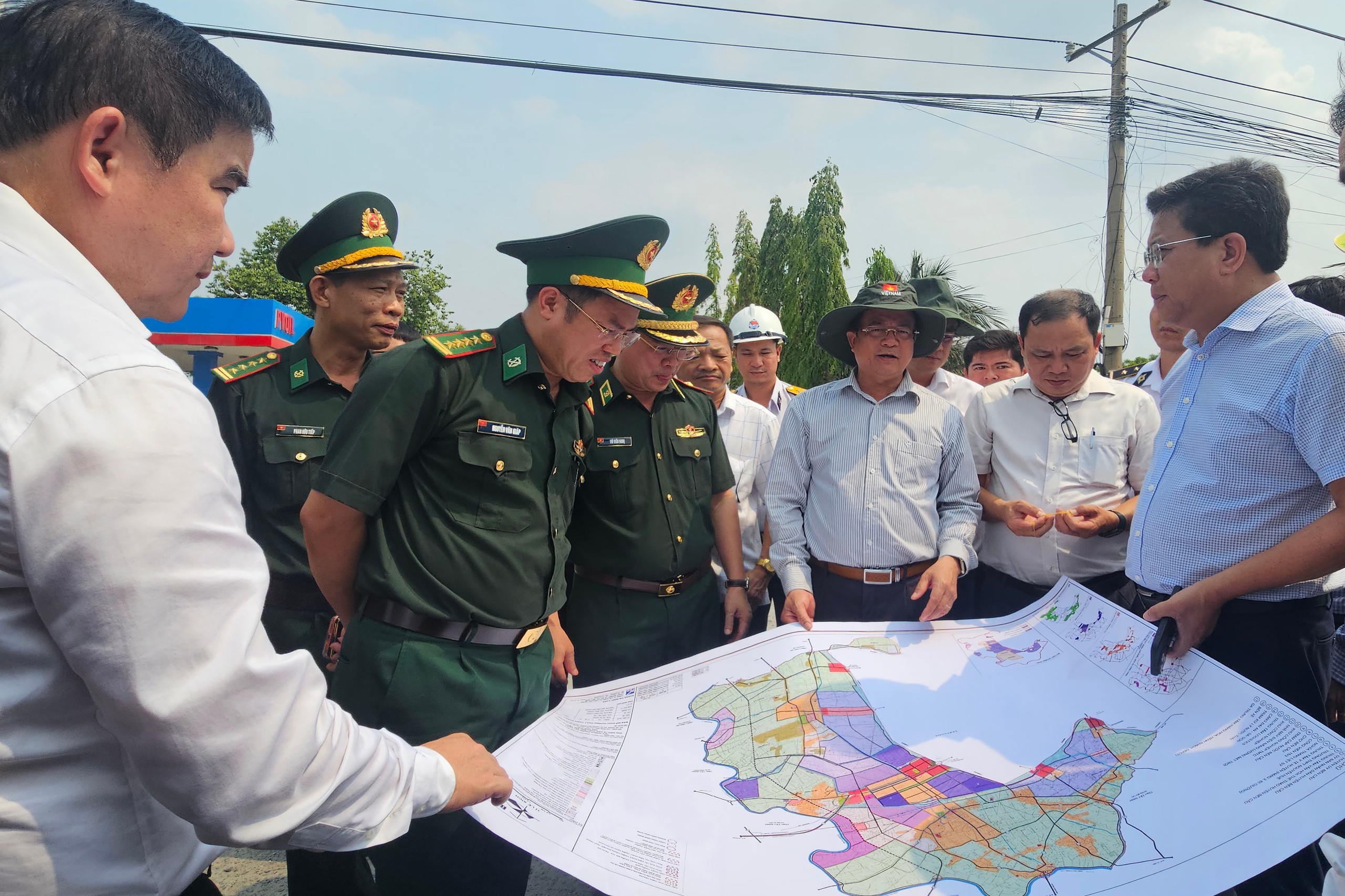 Đo&agrave;n c&ocirc;ng t&aacute;c Bộ Tư lệnh Bộ đội Bi&ecirc;n ph&ograve;ng khảo s&aacute;t cửa khẩu Quốc tế Mộc B&agrave;i - Ảnh 1.