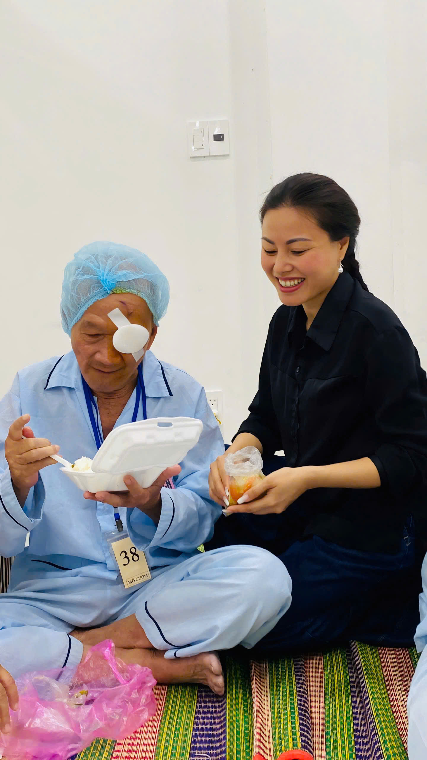 Hoa hậu Dạ Minh Châu lan tỏa yêu thương qua chương trình mổ mắt cho người nghèo - Ảnh 1.