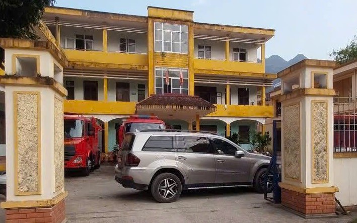 Người đàn ông đỗ xe ô tô chắn ngang cổng Trạm CSGT nhiều giờ