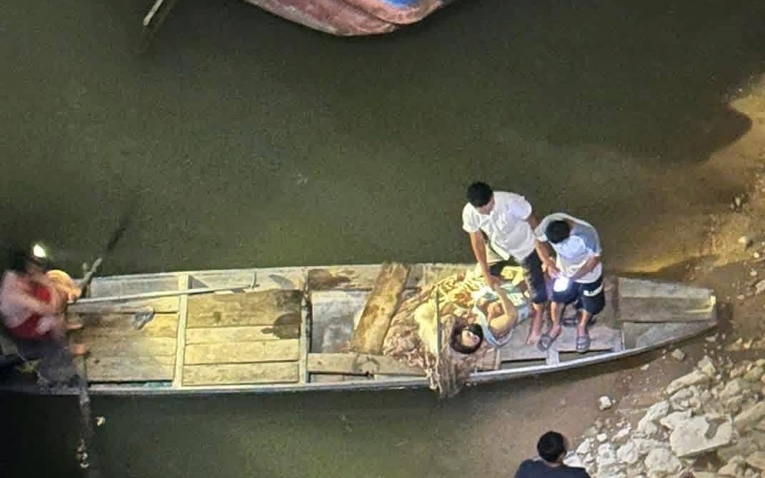Người đàn ông lao xuống sông cứu sống người mẹ ôm con nhỏ nhảy cầu tự tử