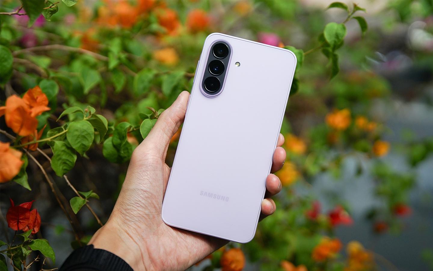 Galaxy A57 5G: Màn hình AMOLED 120Hz, pin 5.000mAh và AI trong thực tế dùng như thế nào?