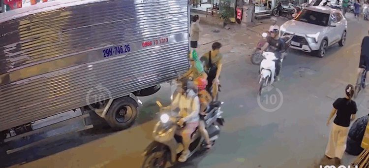 Tai nạn li&ecirc;n ho&agrave;n H&agrave; Nội: Nữ t&agrave;i xế c&oacute; biểu hiện lạ g&acirc;y hoảng loạn tr&ecirc;n phố - Ảnh 2.