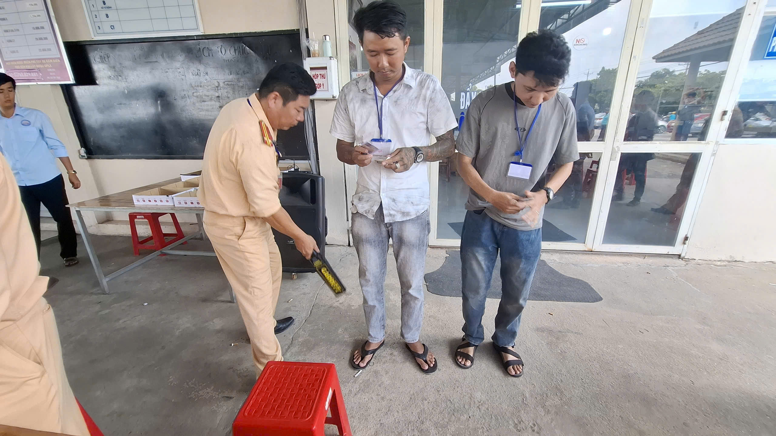 T&acirc;y Ninh Siết chặt s&aacute;t hạch l&aacute;i xe, ngăn gian lận bằng thiết bị điện tử - Ảnh 2.