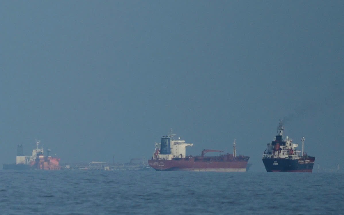 Iran đe dọa các cảng Trung Đông khi Mỹ bắt đầu phong tỏa eo biển Hormuz