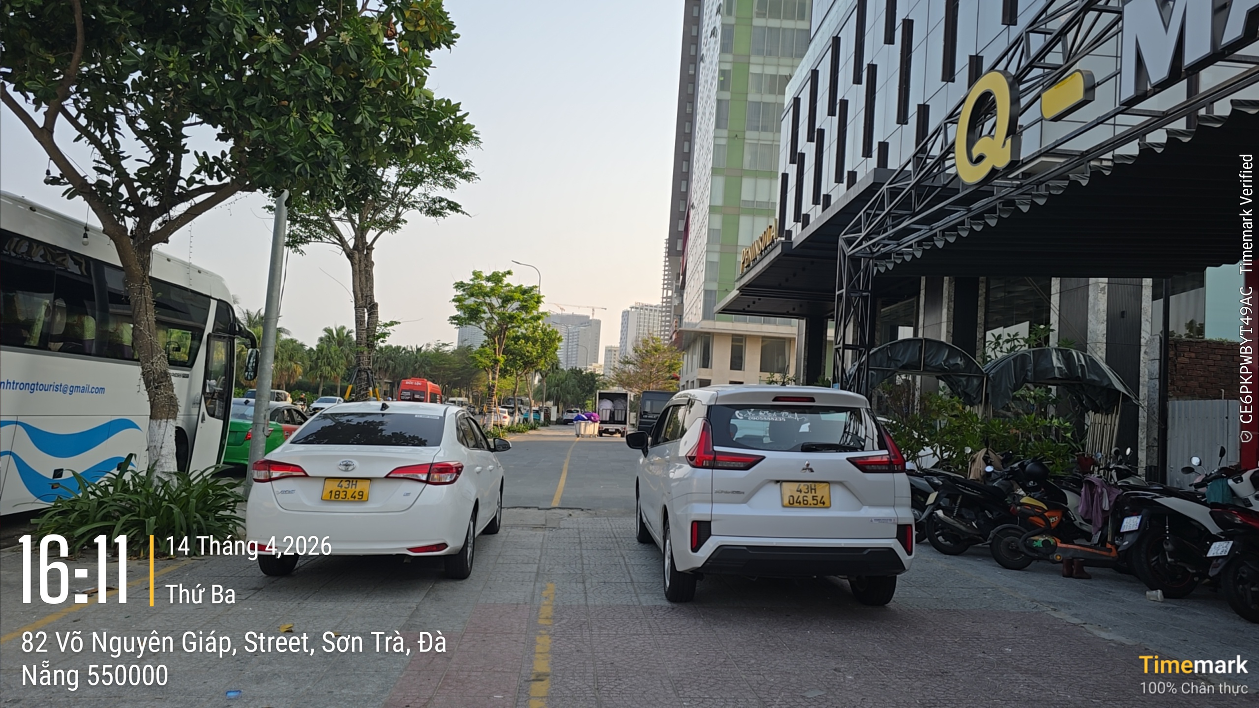 Xe dịch vụ “chiếm” vỉa hè phố du lịch Đà Nẵng - Ảnh 8.