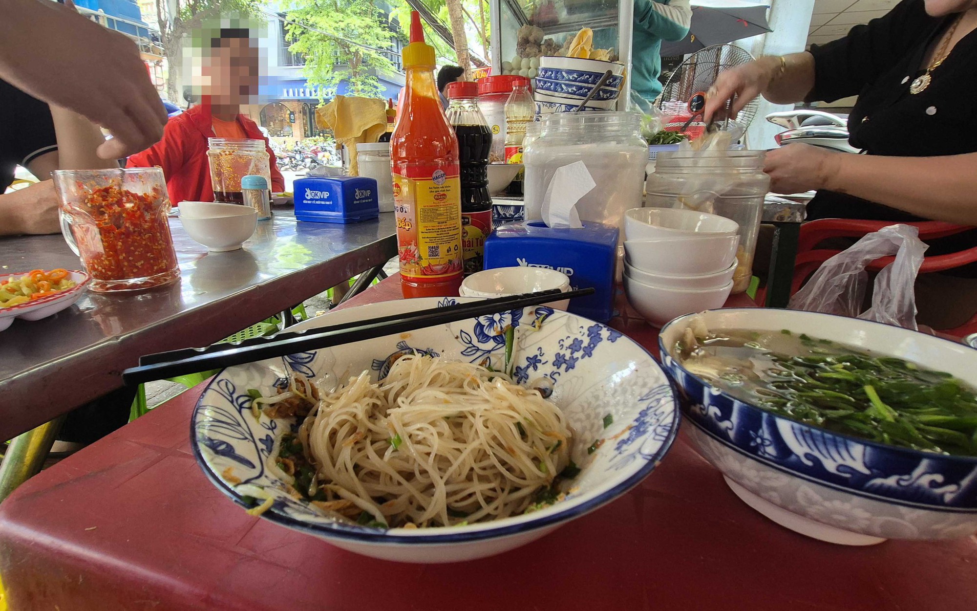 Ăn uống vỉa hè: Đừng để ngon, tiện lợi đổi lấy bệnh tật!