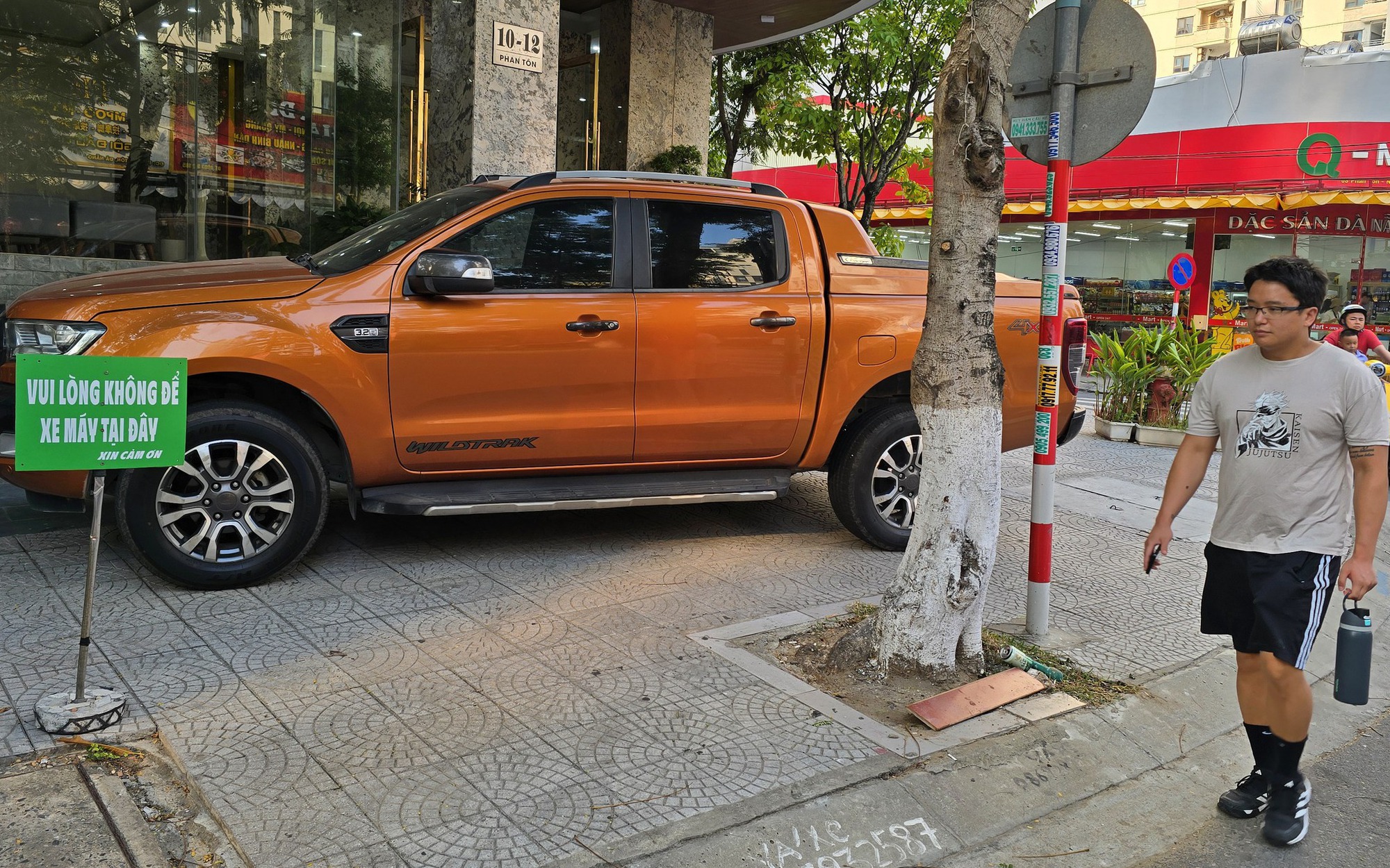 Đà Nẵng: Xe dịch vụ “chiếm” vỉa hè phố du lịch