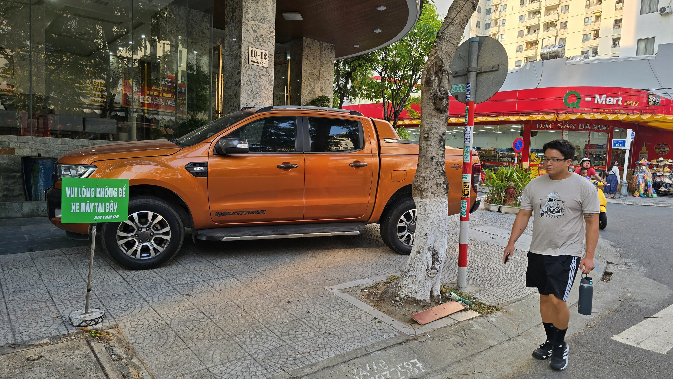 Xe dịch vụ “chiếm” vỉa hè phố du lịch Đà Nẵng - Ảnh 1.