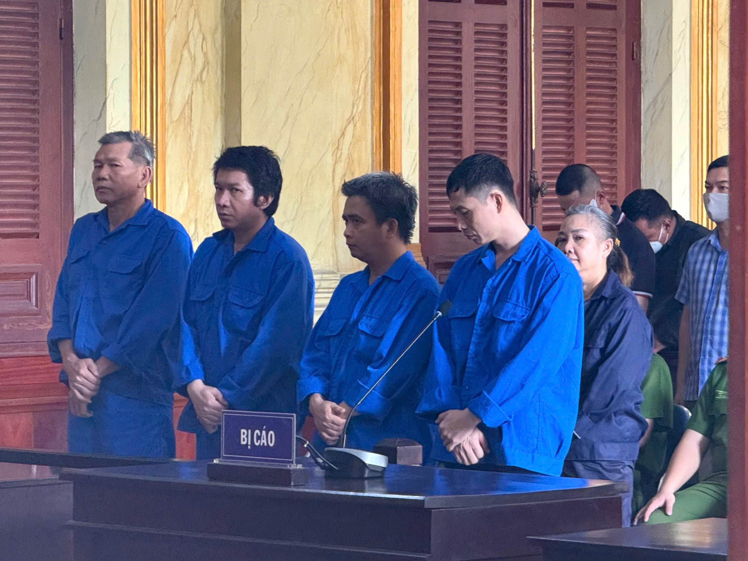 "Ph&ugrave; ph&eacute;p" mẫu CT10 để trốn cai nghiện: 17 bị c&aacute;o l&atilde;nh &aacute;n - Ảnh 1.