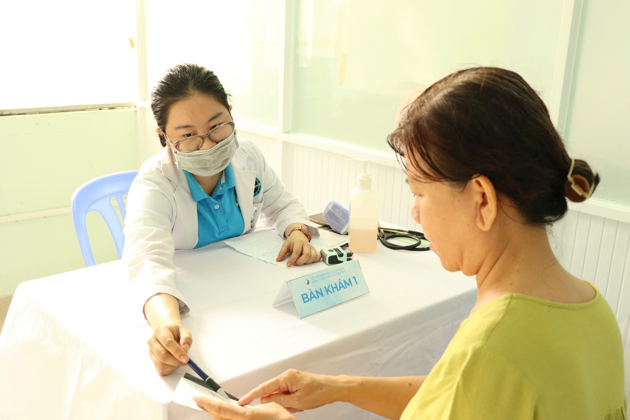 Người d&acirc;n 19 x&atilde;, phường an to&agrave;n khu tại TPHCM được cấp thẻ BHYT miễn ph&iacute; - Ảnh 1.